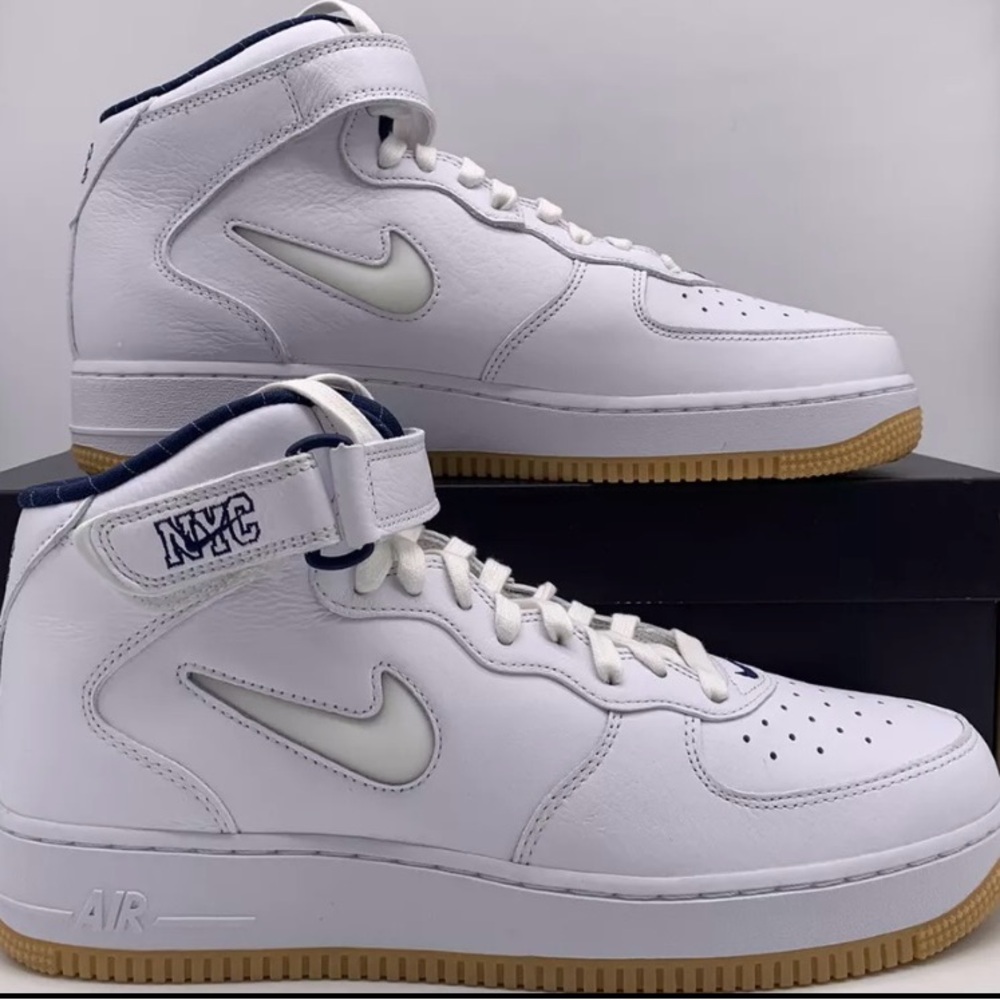 NIKE AIR FORCE 1 MID QS (NYC) WHITE BLUE SIZE 7 ( NO BOX)